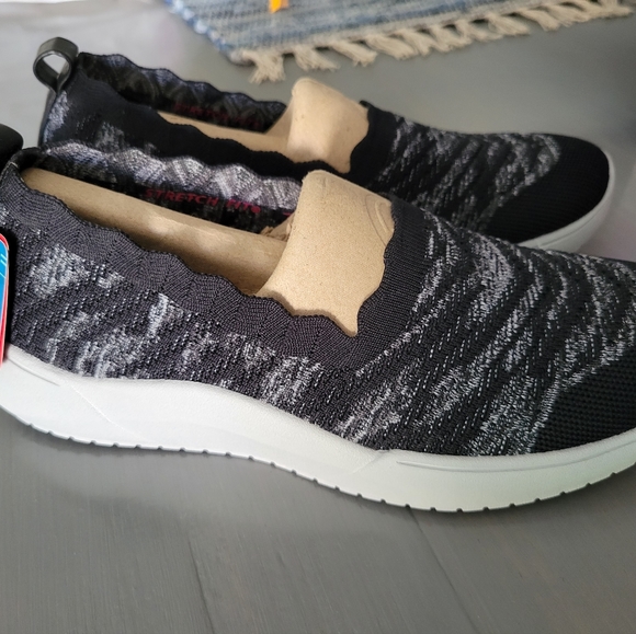 Skechers Shoes - NWT Skechers Neutral Black White Memory Foam Size 8.5 Wide Foot